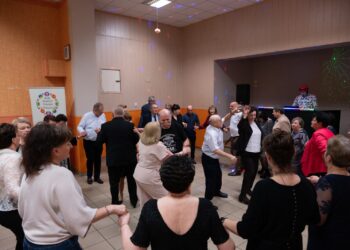 Seniorzy z Borzęcic świętowali przy muzyce i torcie. Wieczór pełen uśmiechów