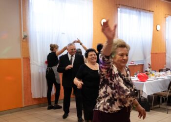 Seniorzy z Borzęcic świętowali przy muzyce i torcie. Wieczór pełen uśmiechów