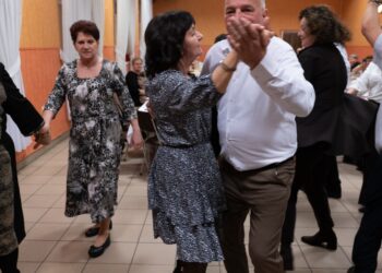 Seniorzy z Borzęcic świętowali przy muzyce i torcie. Wieczór pełen uśmiechów