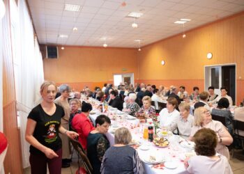 Seniorzy z Borzęcic świętowali przy muzyce i torcie. Wieczór pełen uśmiechów