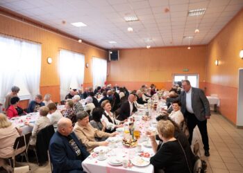 Seniorzy z Borzęcic świętowali przy muzyce i torcie. Wieczór pełen uśmiechów