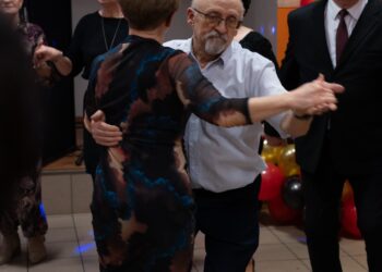 Seniorzy z Borzęcic świętowali przy muzyce i torcie. Wieczór pełen uśmiechów