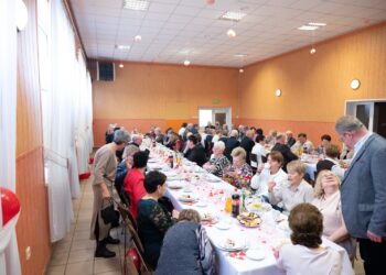 Seniorzy z Borzęcic świętowali przy muzyce i torcie. Wieczór pełen uśmiechów