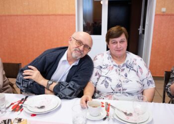 Seniorzy z Borzęcic świętowali przy muzyce i torcie. Wieczór pełen uśmiechów