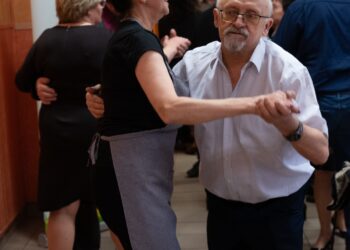 Seniorzy z Borzęcic świętowali przy muzyce i torcie. Wieczór pełen uśmiechów