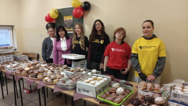 Tłusty Czwartek z misją. Uczniowie „Trójki” zbierali na posiłek i szkołę w Afryce