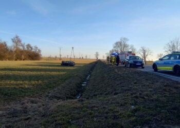 Kolejne zdarzenie na DK15. Auto wypadło z drogi, kierująca trafiła do szpitala