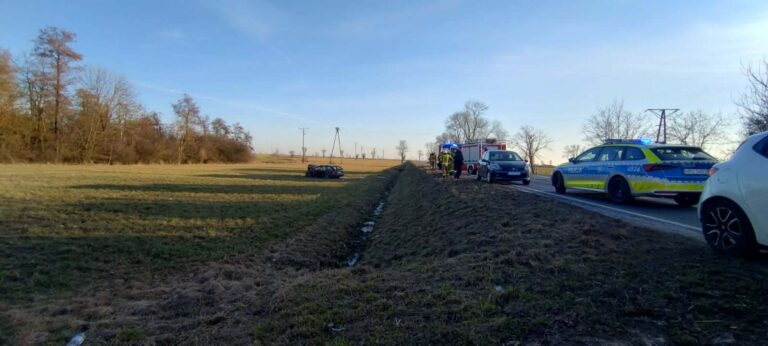 Kolejne zdarzenie na DK15. Auto wypadło z drogi, kierująca trafiła do szpitala