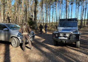 Policjanci i strażnicy leśni skontrolowali lasy w powiecie milickim