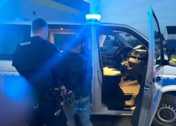 Policjant po służbie zauważył złodzieja. Alkohol wrócił na sklepową półkę