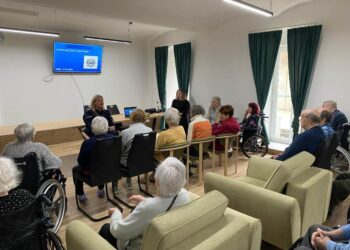 Seniorzy z Krośnic uczyli się, jak nie dać się oszukać