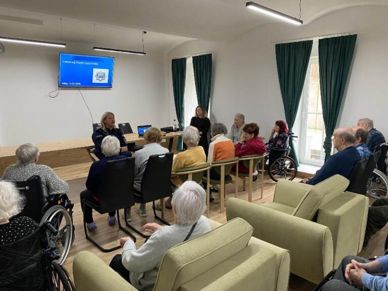 Seniorzy z Krośnic uczyli się, jak nie dać się oszukać
