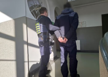 Zaśmiecał ulicę, okazało się, że jest poszukiwany