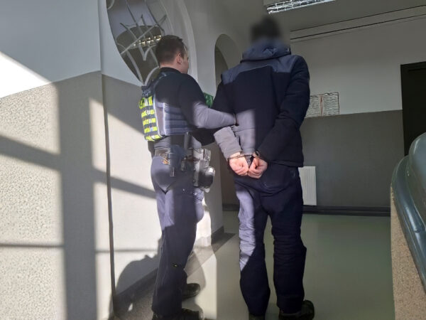 Zaśmiecał ulicę, okazało się, że jest poszukiwany