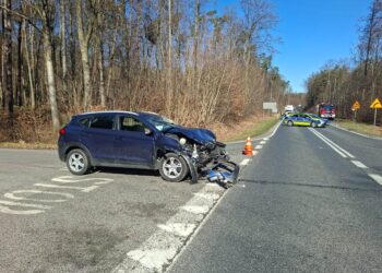 Dwie osoby ranne po zderzeniu trzech pojazdów na krajówce pod Miliczem