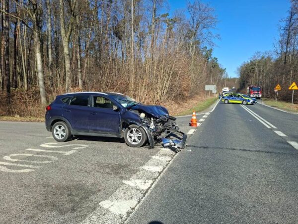 Dwie osoby ranne po zderzeniu trzech pojazdów na krajówce pod Miliczem