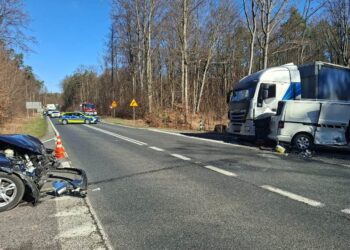 Dwie osoby ranne po zderzeniu trzech pojazdów na krajówce pod Miliczem