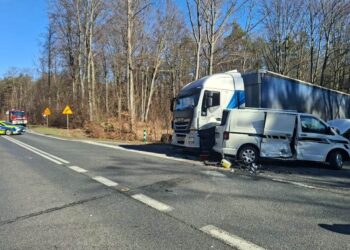 Dwie osoby ranne po zderzeniu trzech pojazdów na krajówce pod Miliczem