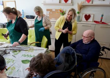 Senator Jan Filip Libicki z wizytą w milickim stowarzyszeniu