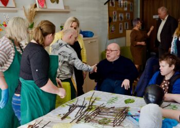 Senator Jan Filip Libicki z wizytą w milickim stowarzyszeniu