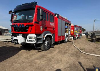 Pożar budynku inwentarskiego w Rudzie. Właściciel poparzony podczas gaszenia ognia