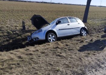 Zderzenie dwóch aut na DK15 w Czarnym Sadzie