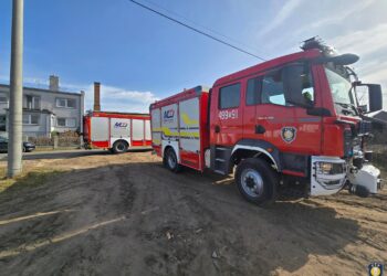 Pożar budynku inwentarskiego w Rudzie. Właściciel poparzony podczas gaszenia ognia