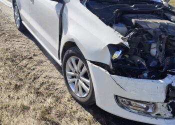 Zderzenie dwóch aut na DK15 w Czarnym Sadzie