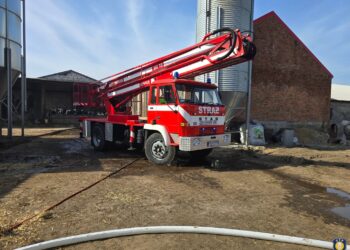 Pożar budynku inwentarskiego w Rudzie. Właściciel poparzony podczas gaszenia ognia