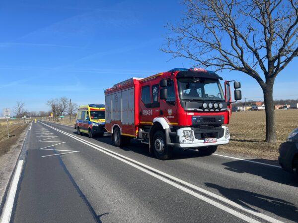 Zderzenie dwóch aut na DK15 w Czarnym Sadzie