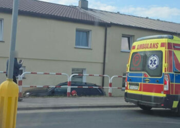 Groźna kolizja w Krotoszynie. Auto wjechało w budynek