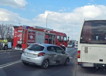 Groźna kolizja w Krotoszynie. Auto wjechało w budynek