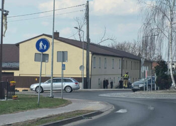 Groźna kolizja w Krotoszynie. Auto wjechało w budynek