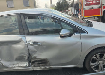 Groźna kolizja w Krotoszynie. Auto wjechało w budynek