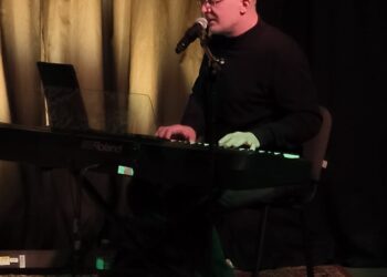 Muzyczny wieczór pełen emocji w Zdunach. Poezja śpiewana zachwyciła publiczność