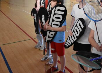 Badmintonowy turniej w Krośnicach z nowym sprzętem dla dzieci