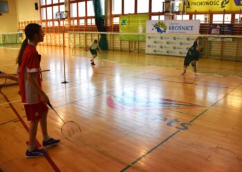 Badmintonowy turniej w Krośnicach z nowym sprzętem dla dzieci