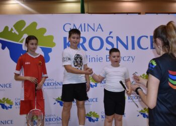 Badmintonowy turniej w Krośnicach z nowym sprzętem dla dzieci
