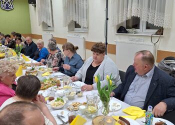 Wielkanocna atmosfera w Lutogniewie. Mieszkańcy spotkali się przy wspólnym stole