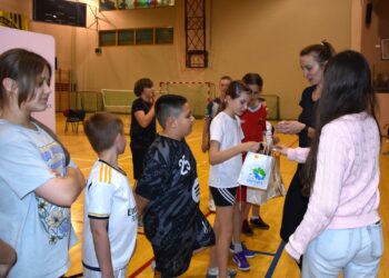 Badmintonowy turniej w Krośnicach z nowym sprzętem dla dzieci