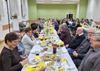 Wielkanocna atmosfera w Lutogniewie. Mieszkańcy spotkali się przy wspólnym stole