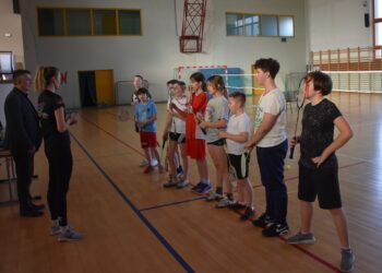 Badmintonowy turniej w Krośnicach z nowym sprzętem dla dzieci