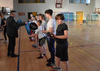 Badmintonowy turniej w Krośnicach z nowym sprzętem dla dzieci