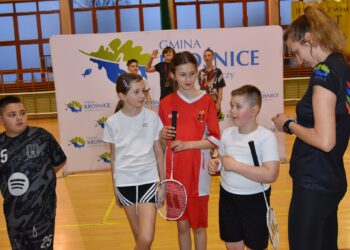 Badmintonowy turniej w Krośnicach z nowym sprzętem dla dzieci