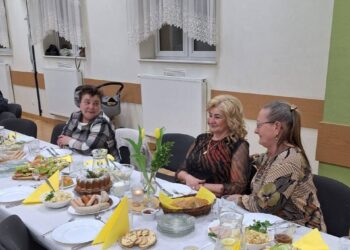 Wielkanocna atmosfera w Lutogniewie. Mieszkańcy spotkali się przy wspólnym stole