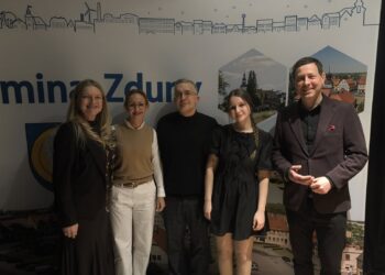 Muzyczny wieczór pełen emocji w Zdunach. Poezja śpiewana zachwyciła publiczność