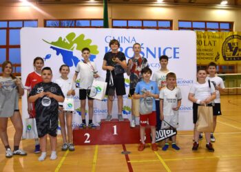 Badmintonowy turniej w Krośnicach z nowym sprzętem dla dzieci