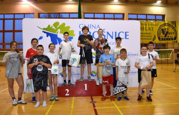 Badmintonowy turniej w Krośnicach z nowym sprzętem dla dzieci