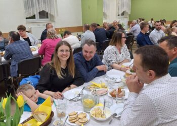 Wielkanocna atmosfera w Lutogniewie. Mieszkańcy spotkali się przy wspólnym stole