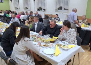 Wielkanocna atmosfera w Lutogniewie. Mieszkańcy spotkali się przy wspólnym stole